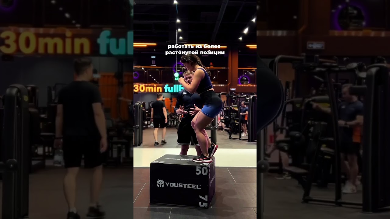 мысли девушки на тумбе: «Кто-нибудь, заберите меня из этого ролика!» 