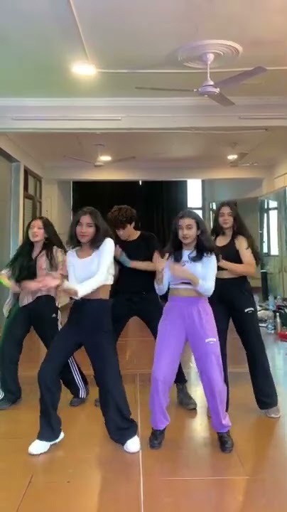 SUA AMIGA DEU - MC LEVIN tiktok / reel dance by MIXDUP | INDIA 🇮🇳 #shorts