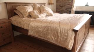 FITZWILLIAM SOLID OAK 5FT PANEL BED & 2 LOCKERS