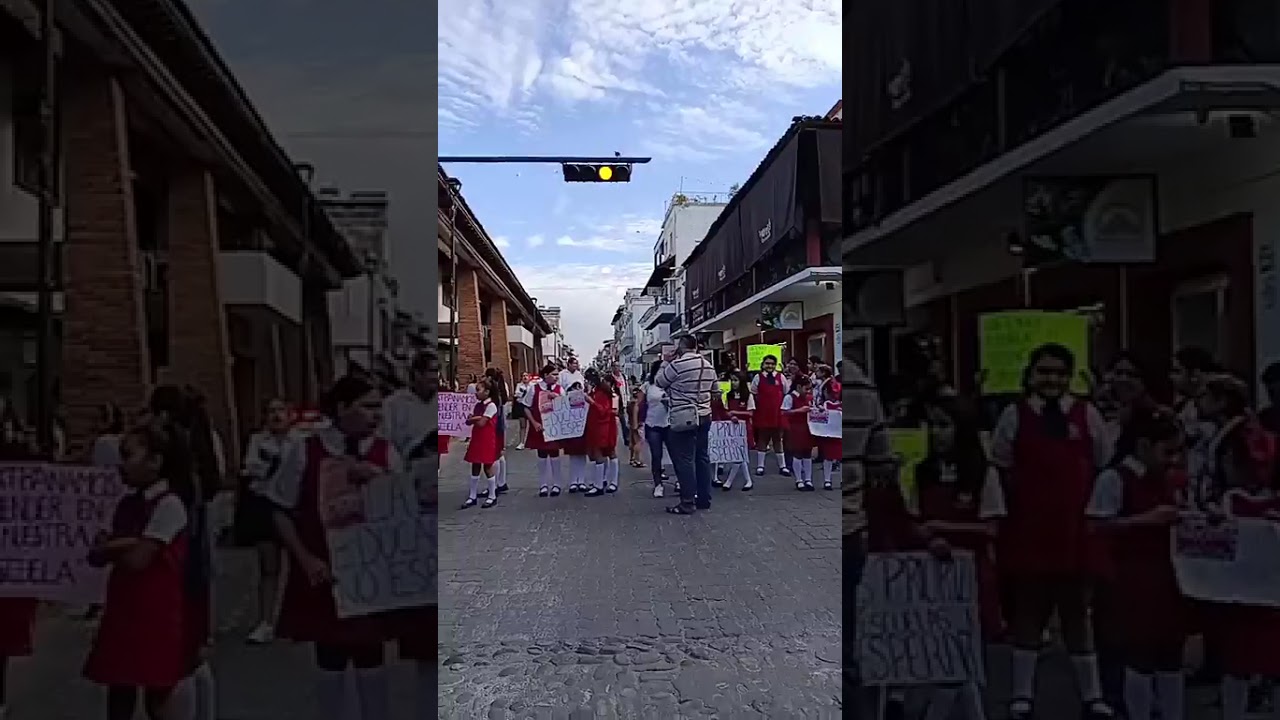 Padres de familia y estudiantes se manifiestan por la Escuela Teresa Barba en Puerto Vallarta
