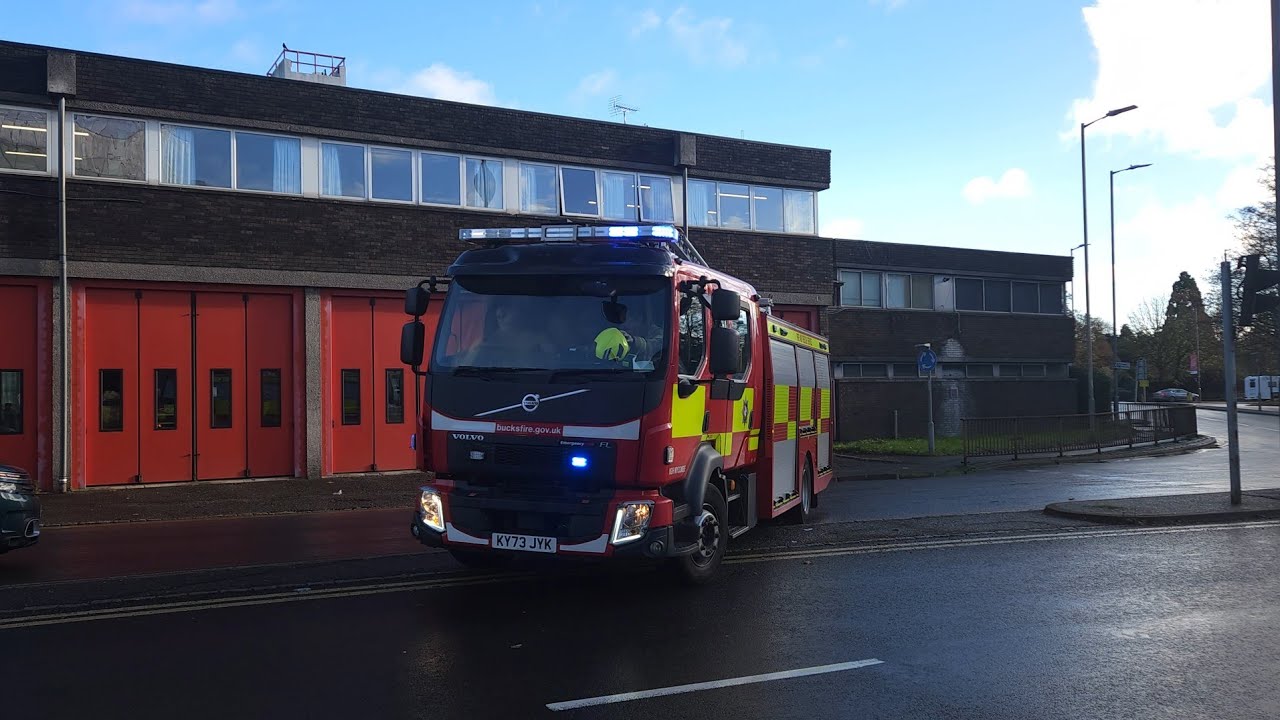 Buckinghamshire Fire - High Wycombe Rescue Pump Responding