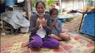 Khmer American gives money to Sister Nal Srey Mao, 51,a lot of sick , poor