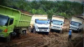 Download lagu Isuzu FVZ 34 285 passing Hino FM 260 on mud road Isuzu FVZ 34 285 passing Hino FM 260 on mud road