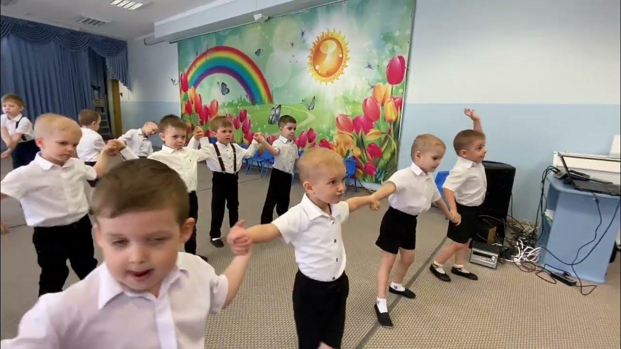 Танец на 9 мая в начальной школе. Детский танец на 9 мая. Танец с малышами на выпускной в детском саду. Танец на день России в детском саду. Танец для детей на день защиты детей малышей.