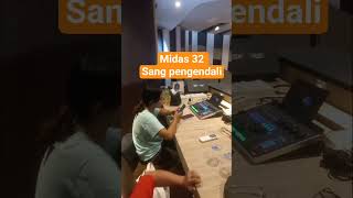 Mixing Midas 32 mixing sound soundsystem  mixer speaker suara management