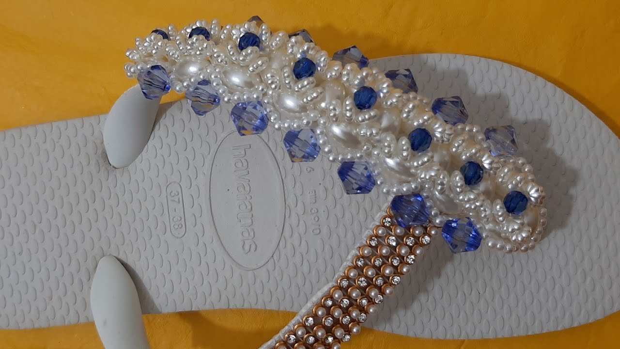fiz um lindo chinelo bordado com pérolas e cristais