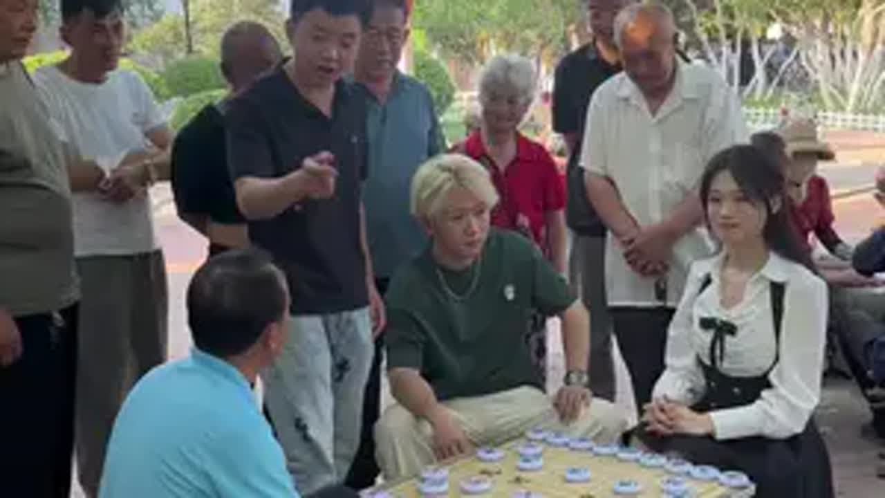 大脑棋摊还想教美女下棋街头象棋 喜欢象棋关注我 现场实拍 象棋 高手在民间