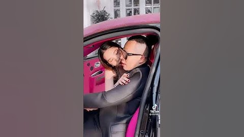 Ngọc Trinh ‘tình bể bình’ với Vũ Khắc Tiệp bên siêu xe