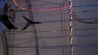 Kimmy's Trapeze Show - Set Split