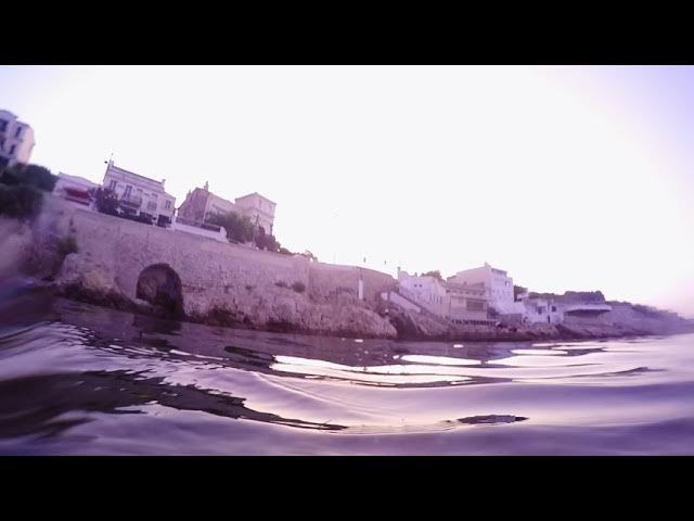 Baignade à 6H30, plage de la Anse de Maldormé, Marseille, avant le lever de soleil.