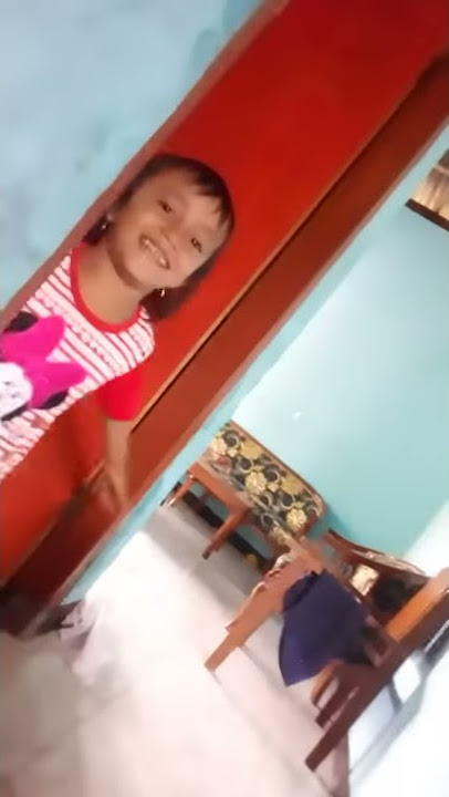 Anak kecil ini menari sambil menyanyi