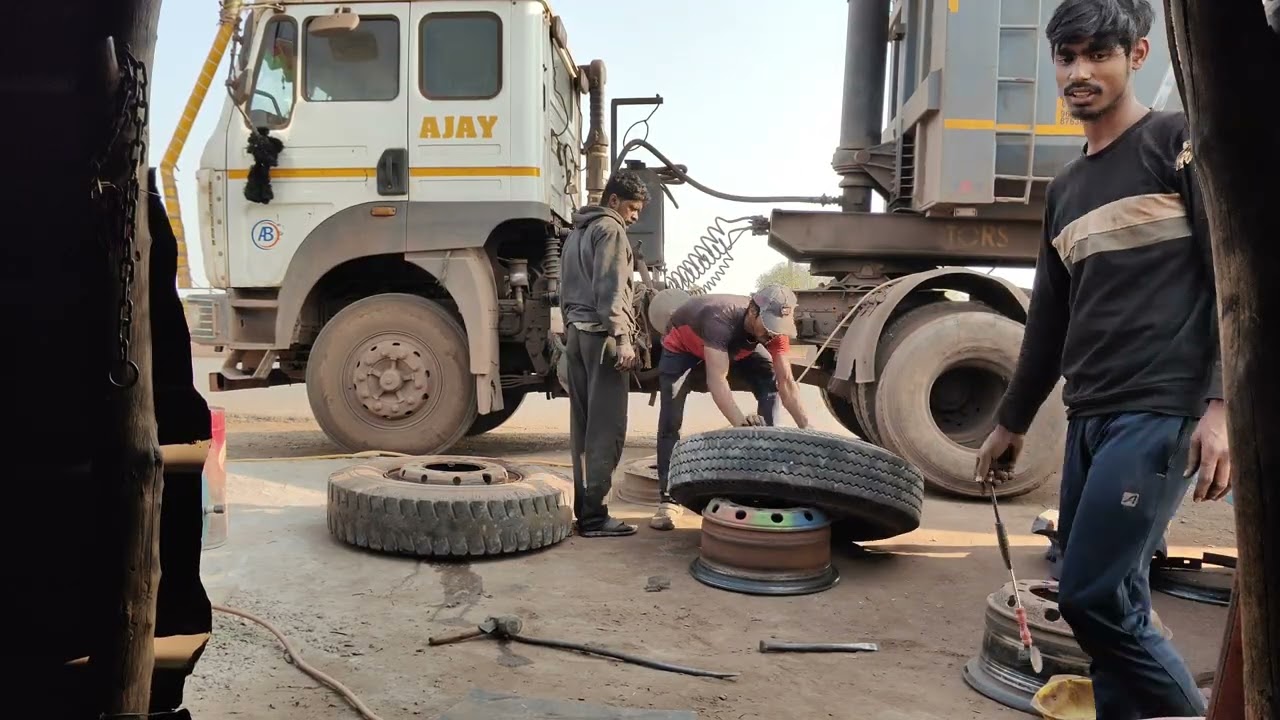 TATA ka teen tailor ka tyre puncture.||🚚👀 #dehativlog #viralvideo  #islam 