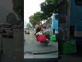 Thanh niên đi xe máy tông vào xe bus dù đã nhìn thấy từ xa
