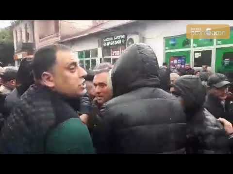 ზუგდიდის პროკურატურასთან აქციაზე მამაკაცმა დანით თვითდაზიანებები მიიყენა