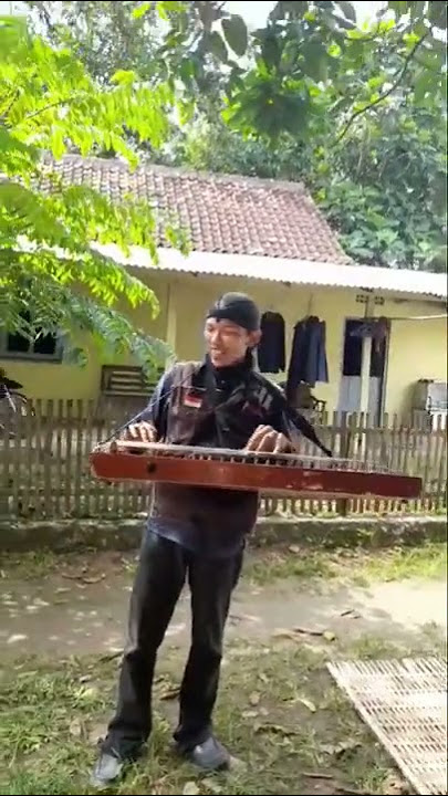 Viral!!!Pemuda Ini Mempunyai Suara Emas Dan Sangat Ahli Memainkan Kecapi Sambil Nyanyi