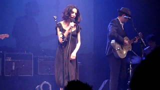PJ Harvey &amp; John Parish - A Woman A Man Walked By [Live]