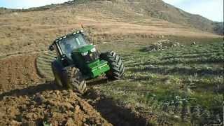 John Deere 6210R in aratura  Regalbuto