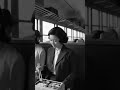 昭和42年、電車の車内で駅弁を食べる2人の女性