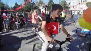 YOLLAR  SÜSLÜ KADINLAR İLE ŞENLENDİ