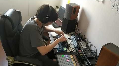 Arturia Microfreak, Volca Kick, Volca Bass, Ableton Push, Techno Melodic - Allbion