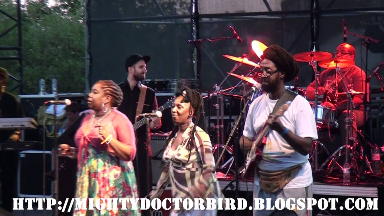 MAX ROMEO - Stealing in the name of the lord (@ ROSNY Musicoparc festival 2011 07 02)