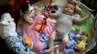 baby swingt op elvis muziek.mp4