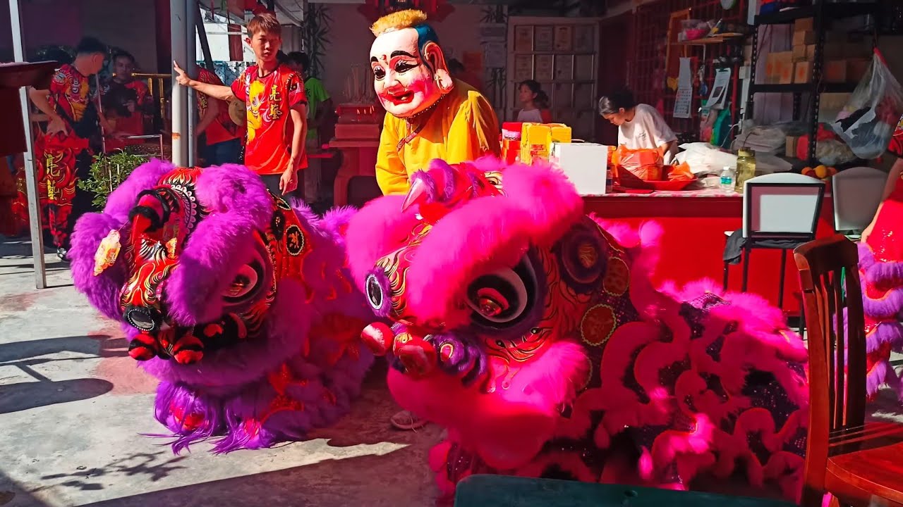 Lion Dance with Big Head Buddha (Barongsai)