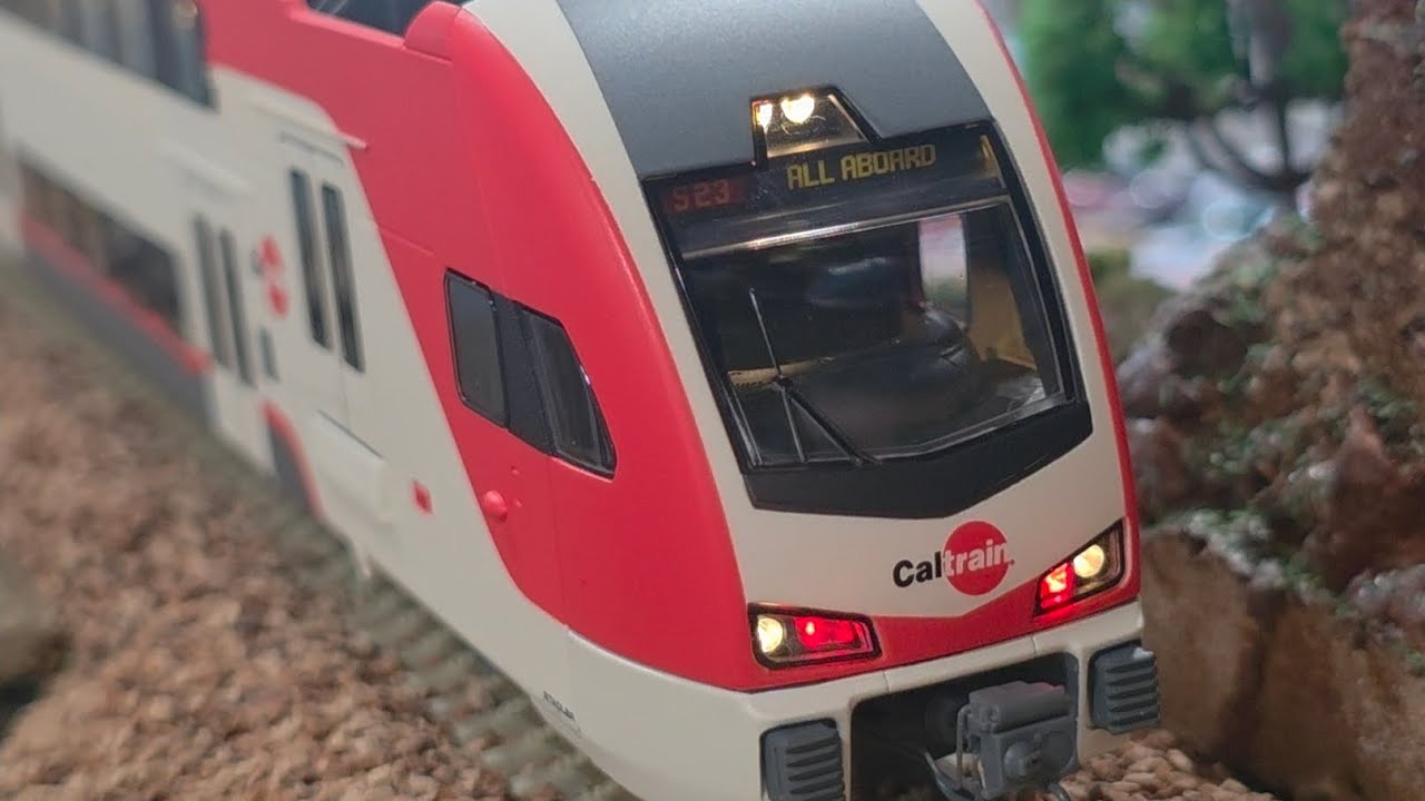 Stadler - KISS Bi-Level EMU Caltrain HO Scale - YouTube