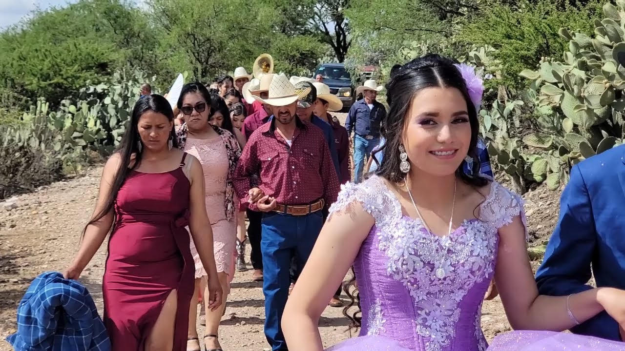 QUINCEAÑERA BIEN ORGULLOSA POR EL RANCHO DE SUS PADRES