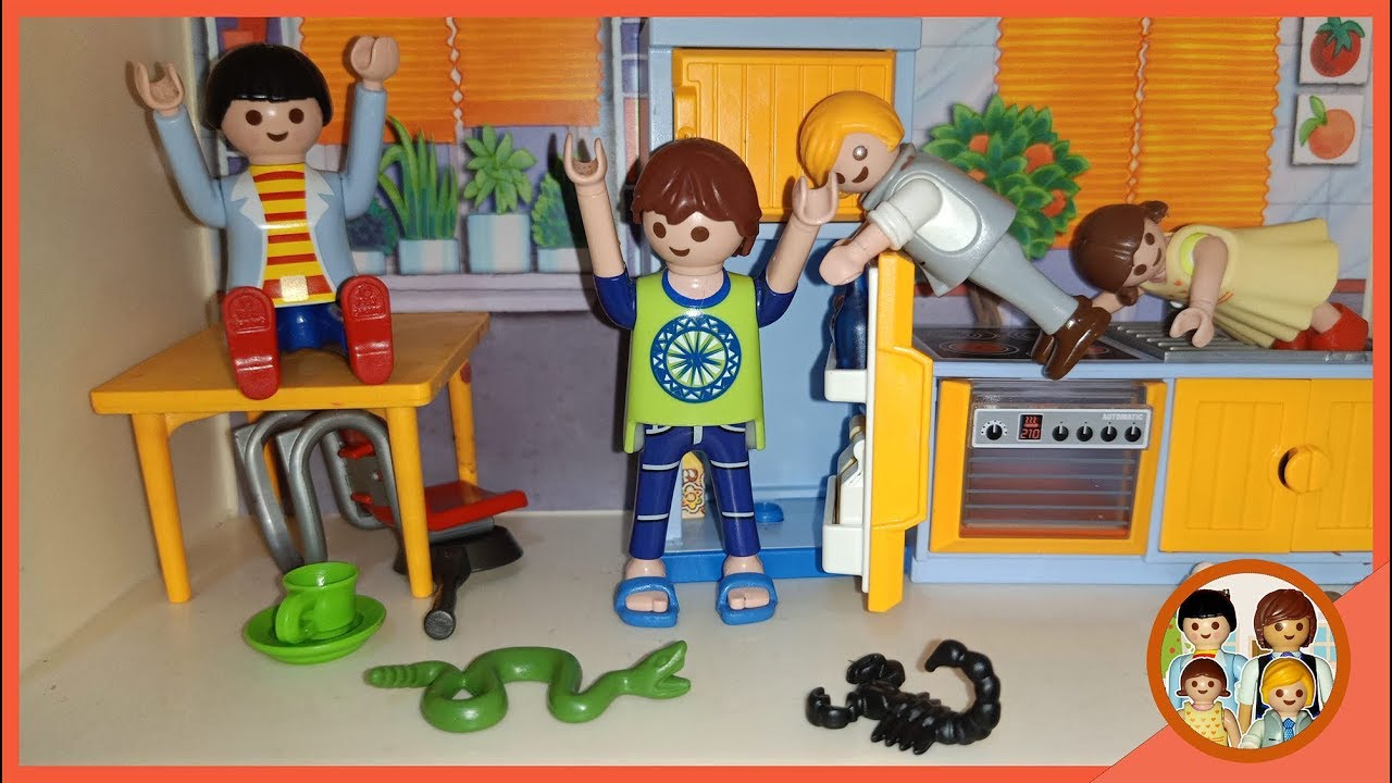 ثعبان وعقرب 🐍🦂 في بيتنا 😱  _ يوميات عائلة احمد و زينة _ play mobil