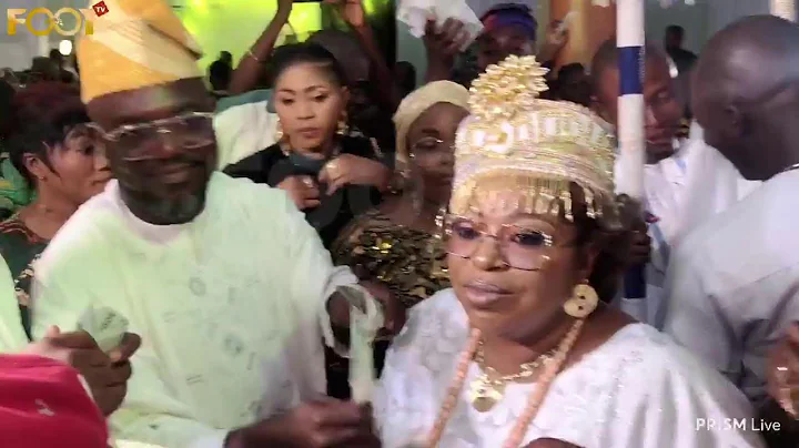 Watch as money rain on Iyalaje Oodua at her brother’s burial reception