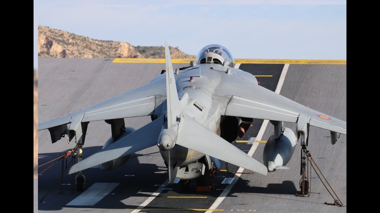 Portaviones L61 recorre el buque Juan Carlos I de la Armada Fuerzas Armadas de España