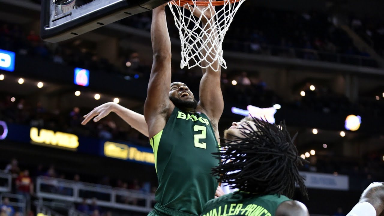 Baylor's Rico Gathers Practicing Football At A Basketball Game | CampusInsiders