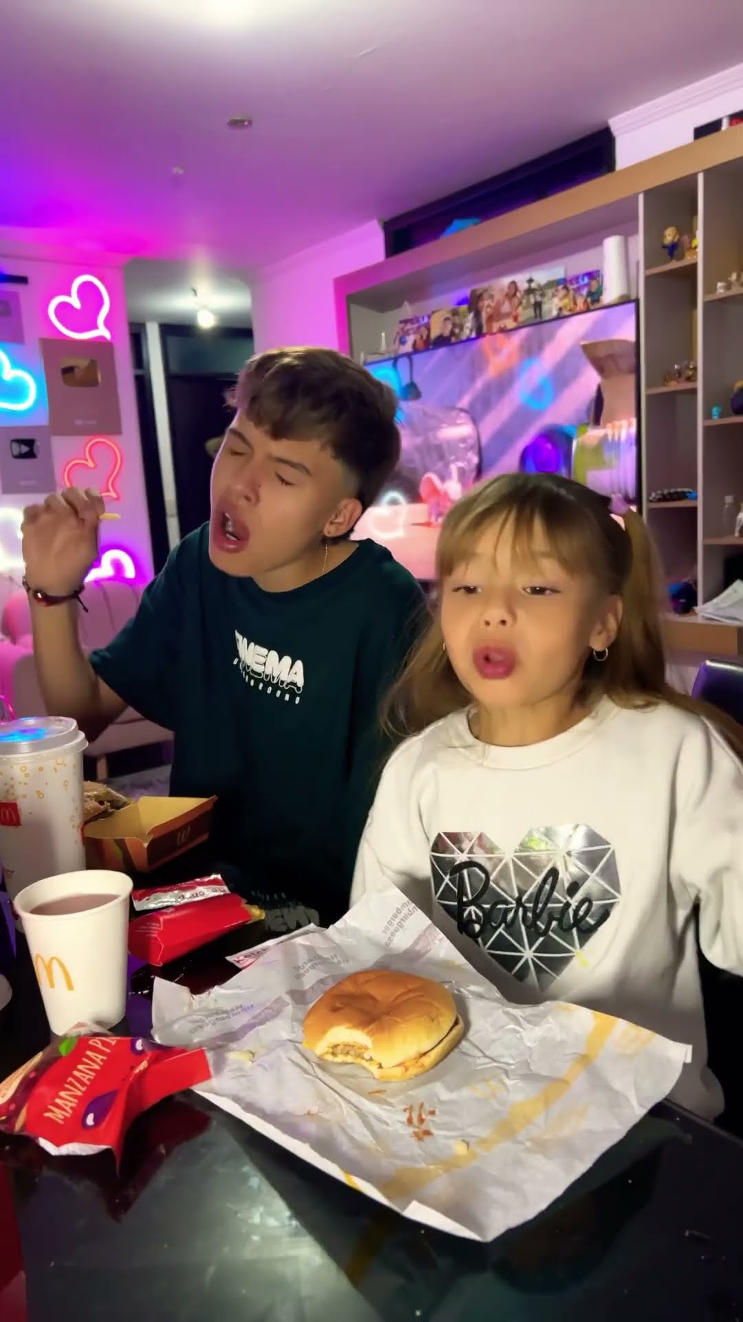 Comenta si comen así también ? #humor #cosasdefamilia #comedia #shortviral