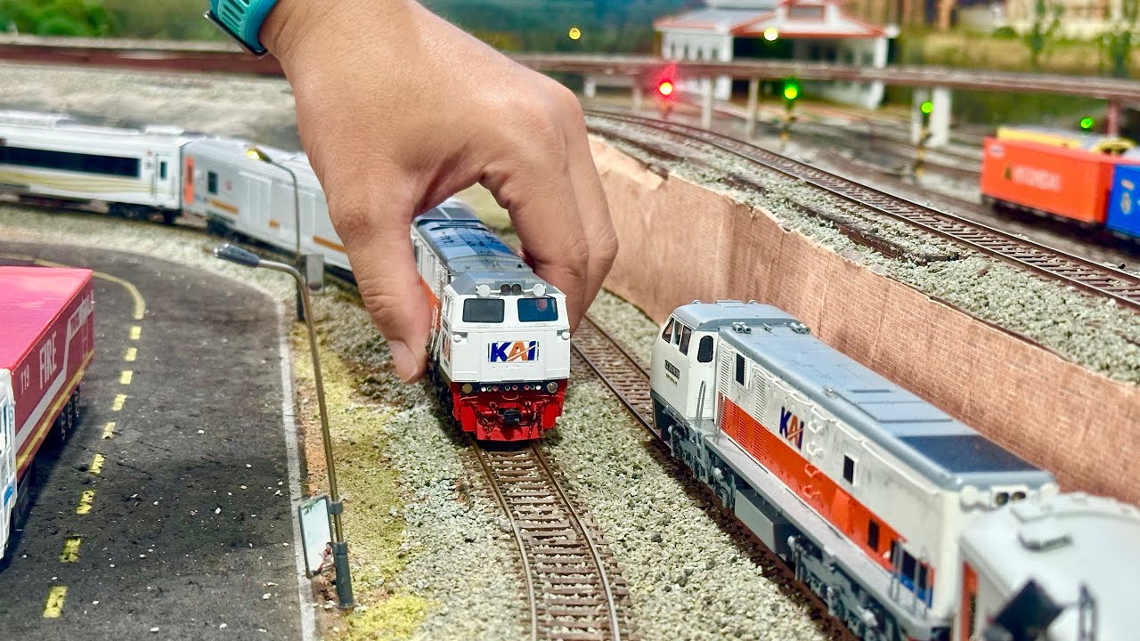 Merakit Kereta api Serayu CC203 & KA Pangandaran CC206 Anjlok terguling sampai gerbong ketinggalan