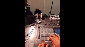 FINGER DRUMMING USING THE MPC LIVE 3!!! #mpclive3 #mpcshorts