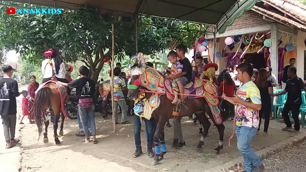 KUDA SILAT PUTRA BALEBAT PBMP DAN KUDA RNGGONG JAYA LAKSANA PANJALIN 