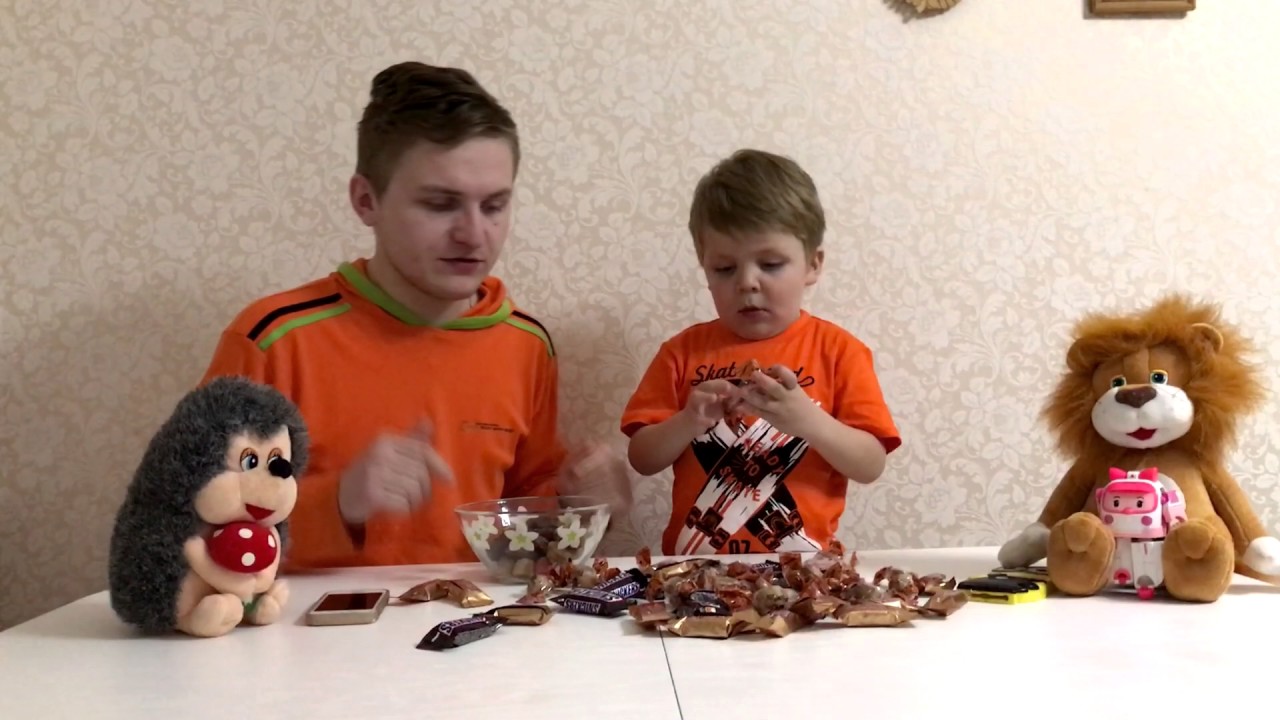 Catch Challenge поймай полный рот челледж Очень вкусный snickers  twix candys. A lot of candy sweets