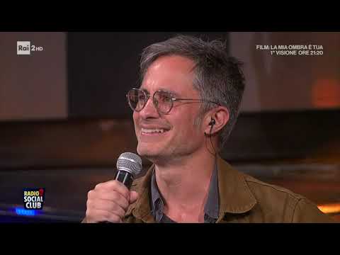 Gael García Bernal is [obliged] to sing Remember Me - Radio2 Social Club, Italy