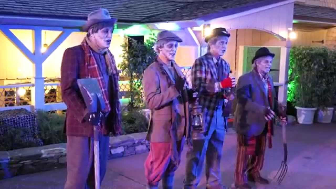 Haunted Mansion Cadaver Dans sing Grim Grinning Ghosts outside Haunted Mansion