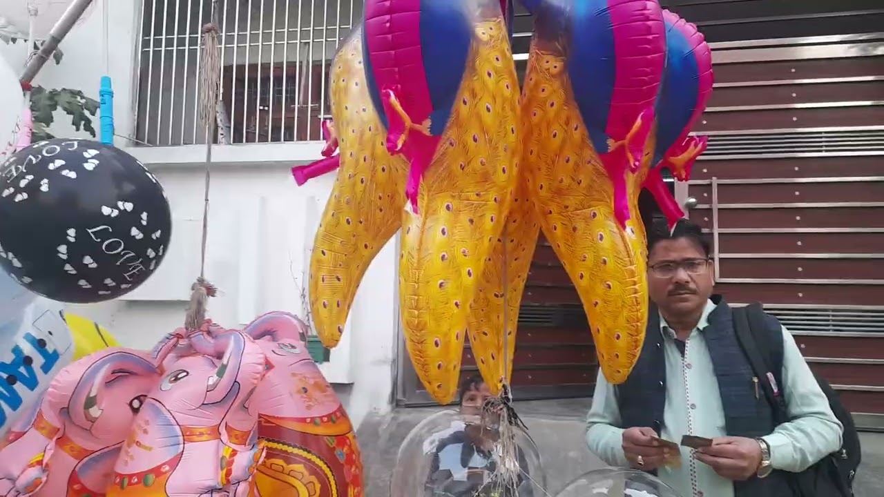 Buying a balloon 🎈 toy for shourya  and sibbo  