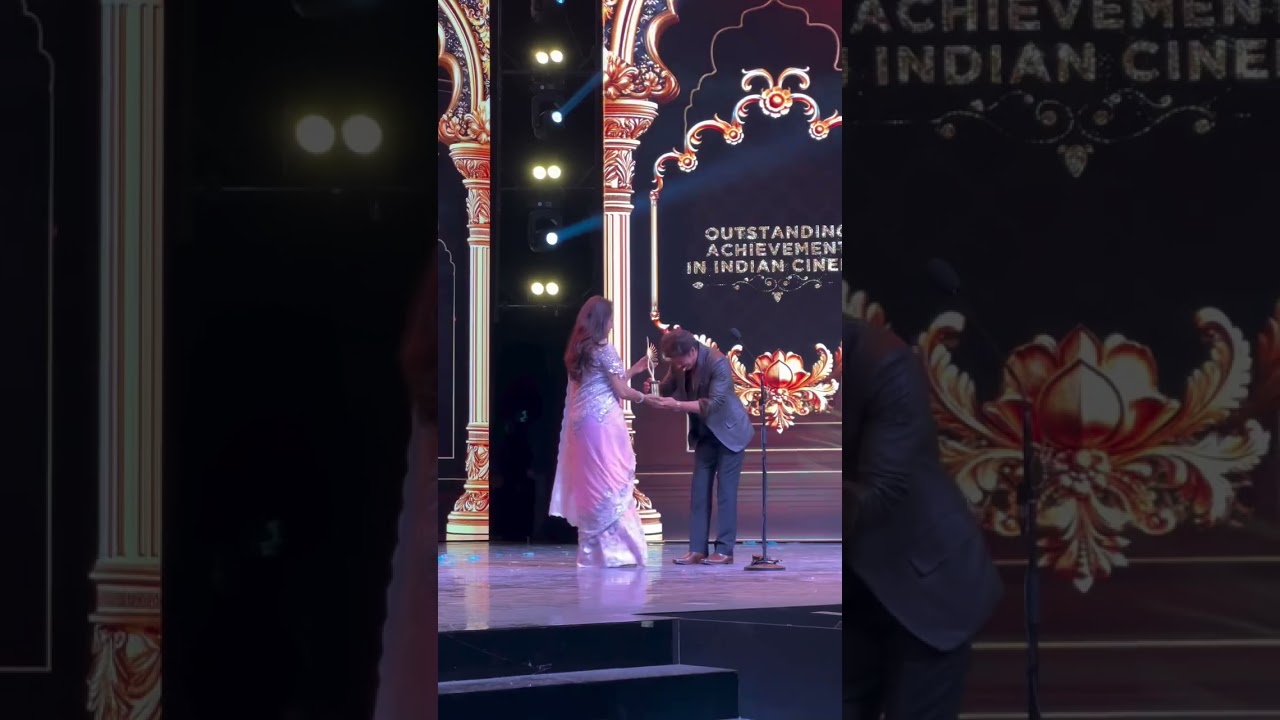 Hema Malini gives IIFA award to Shahrukh Khan on stage 