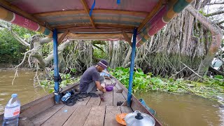 Udang Raksasa Itu Ingin Mencuri Umpan Ku Ketika Aku Sedang Masak Di Perahu  Mancing Udang Galah