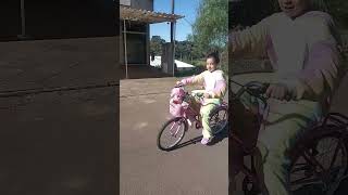 andando de bicicleta na rua onde morro