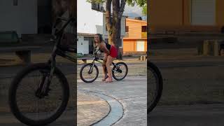 La súper bicicleta 🚴 sorpresa | entrando al colegio #viral #bromas #funny