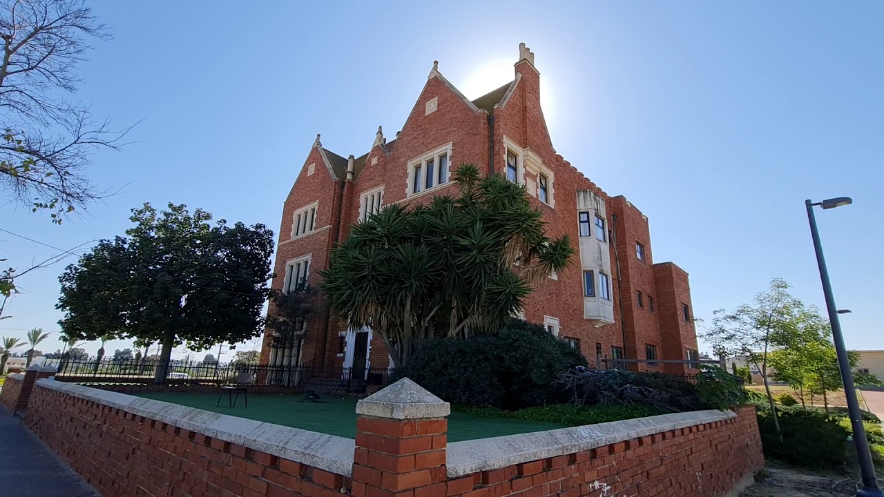 בית אגודת חסידי חבד 770 כפר חבד - YouTube