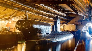 Подводная лодка ПЗС 50 заходит в канал Балаклавского подземного музейного комплекса