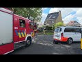 Buur merkt rook op brand in garage door opladende speelgoedauto
