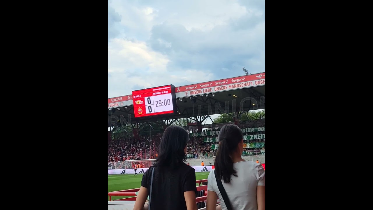 Union Berlin und Rapid Wien Fans feiern gemeinsam Christopher Trimmel