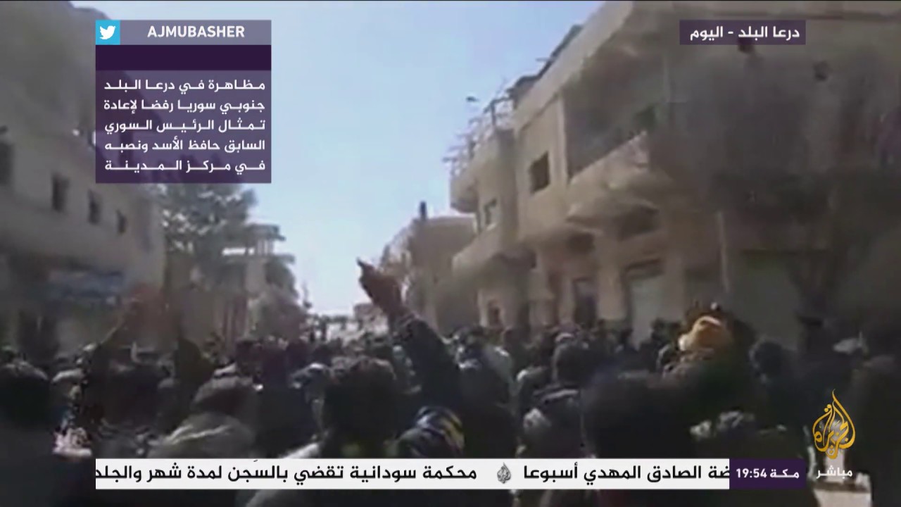 مظاهرة في درعا رفضا لإعادة تنصيب تمثال لحافظ الأسد